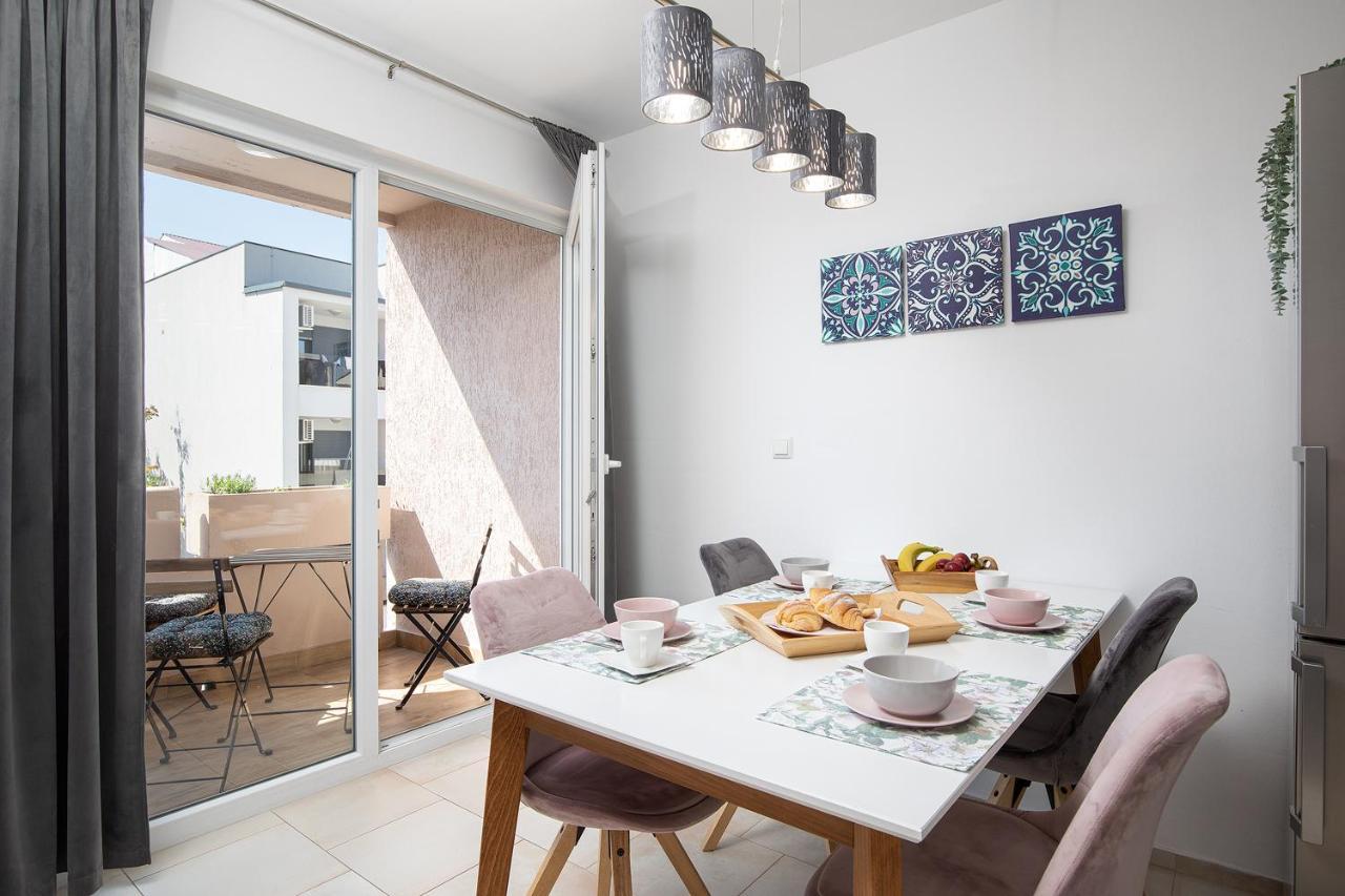 Stylish City Stay With Balcony & Free Parking Апартаменты